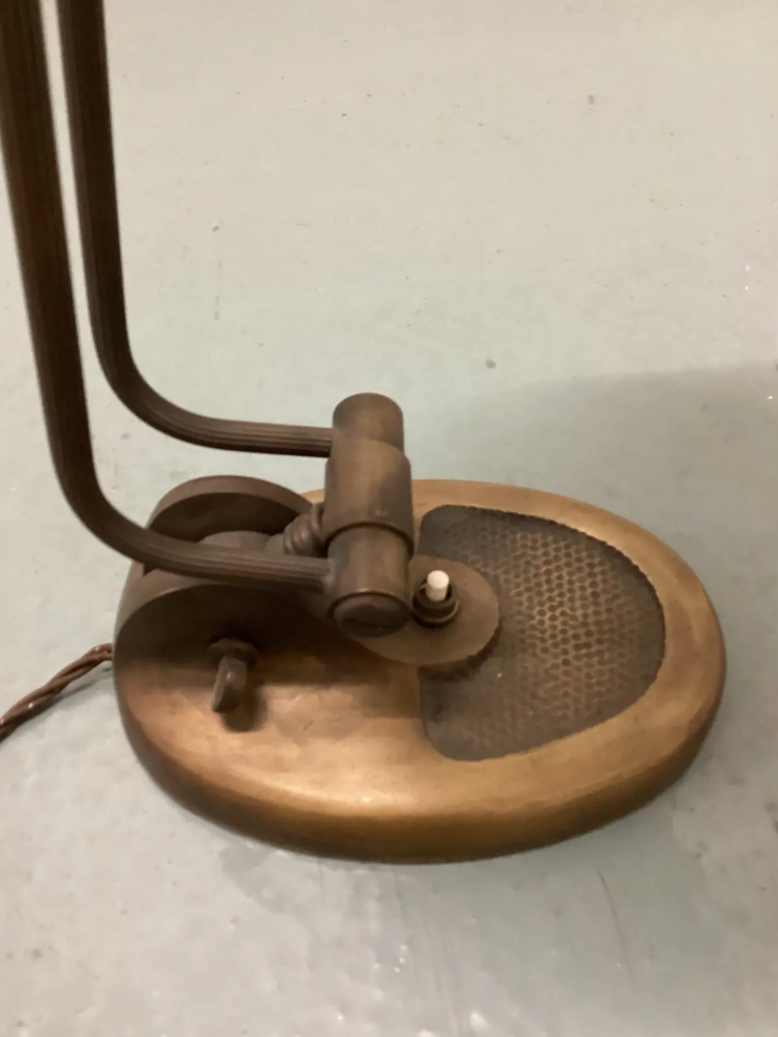 Banker’s Table Lamp in Brass with Original Green Glass Shade, Italy, 1940s - Image 5