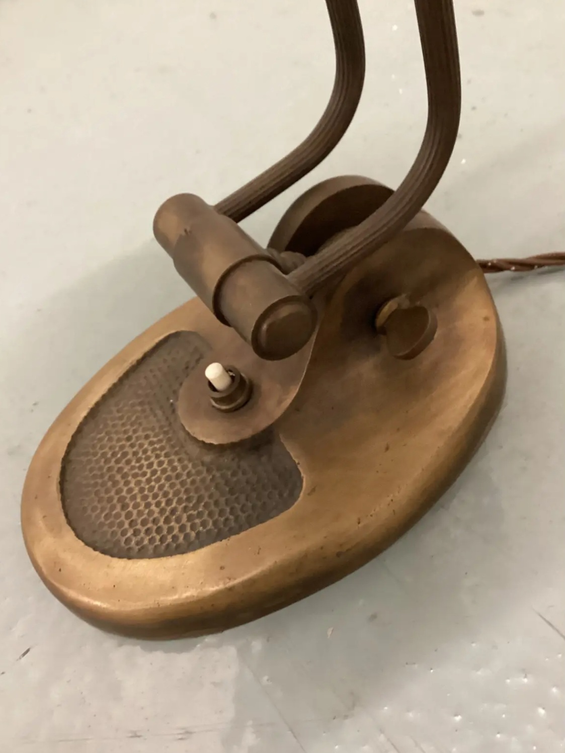 Banker’s Table Lamp in Brass with Original Green Glass Shade, Italy, 1940s - Image 6